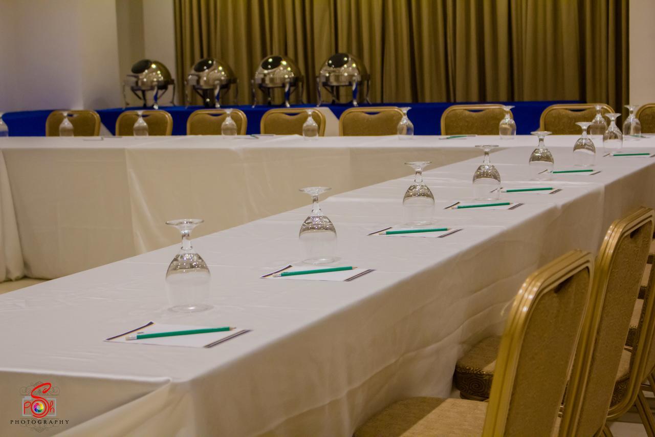 Hotel Marciano Calamba  Buitenkant foto