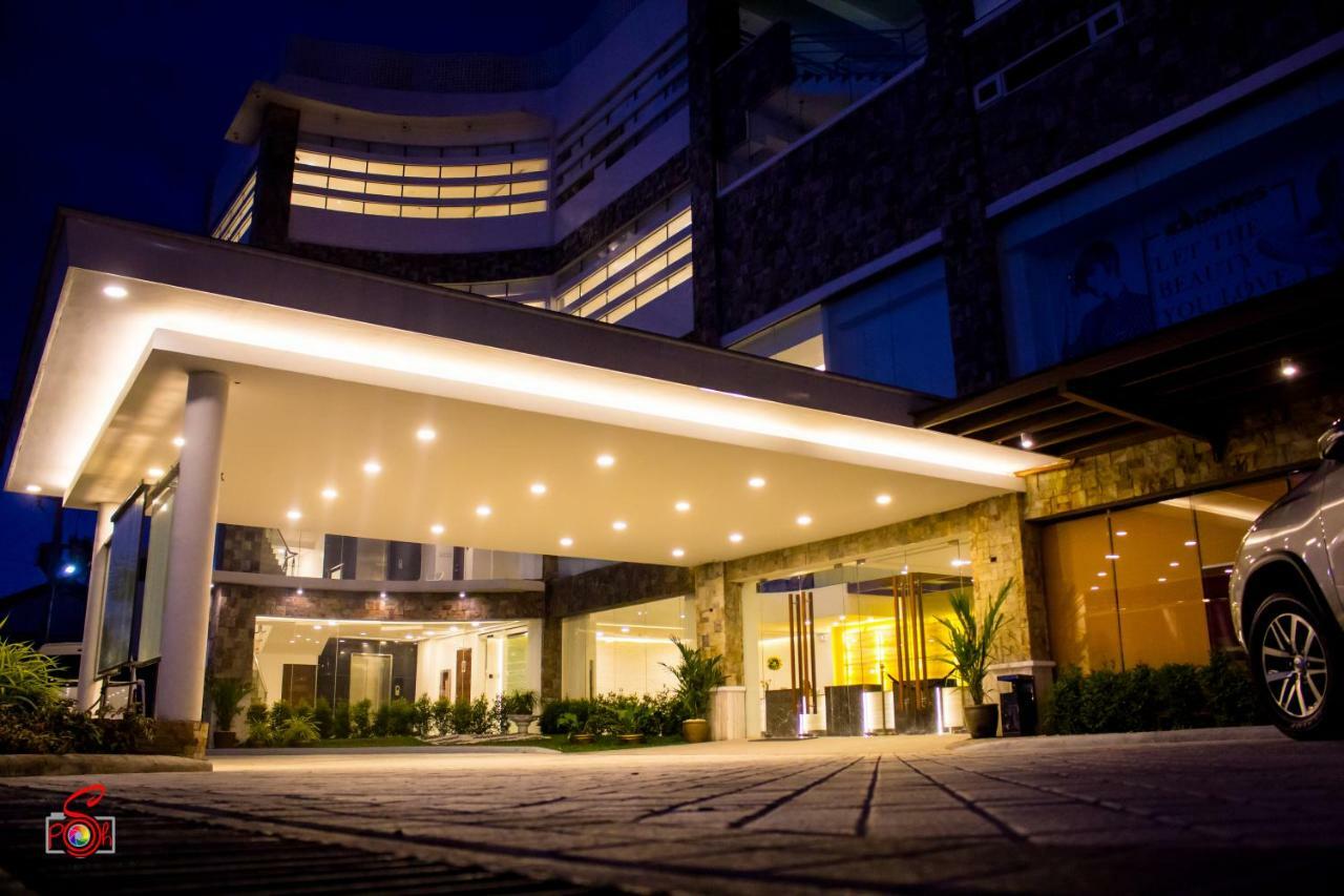 Hotel Marciano Calamba  Buitenkant foto